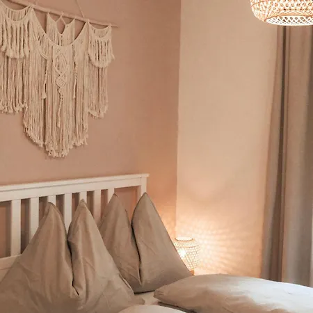 Cozy And Charming Near Centre With 2 Bathrooms *