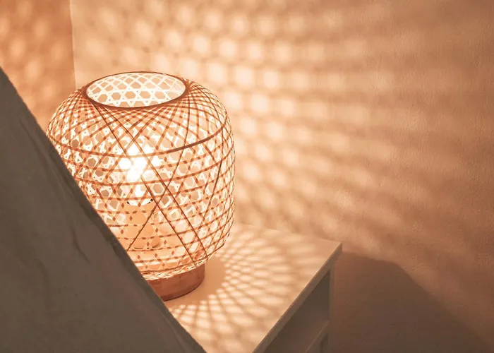 Cozy And Charming Near Centre With 2 Bathrooms *