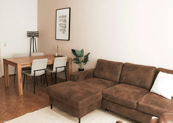 Cozy And Charming Near Centre With 2 Bathrooms *