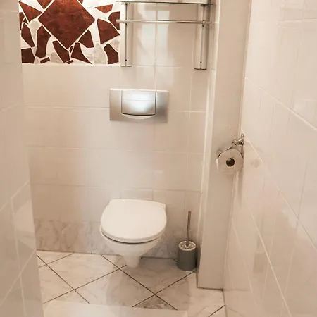 Cozy And Charming Near Centre With 2 Bathrooms Apartment *