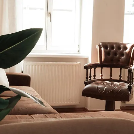 Cozy And Charming Near Centre With 2 Bathrooms *