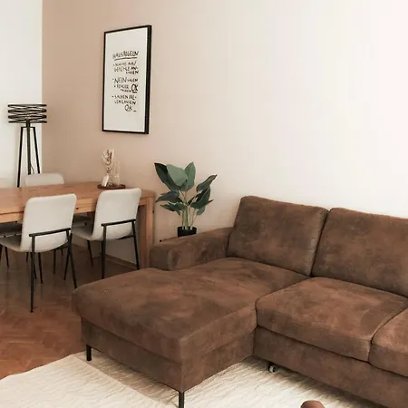 Cozy And Charming Near Centre With 2 Bathrooms *