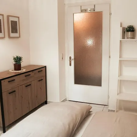 Cozy And Charming Near Centre With 2 Bathrooms *