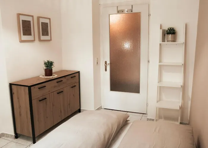 Cozy And Charming Near Centre With 2 Bathrooms *